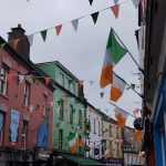 bunte Häuser und grün, orange und weiße Wimpel