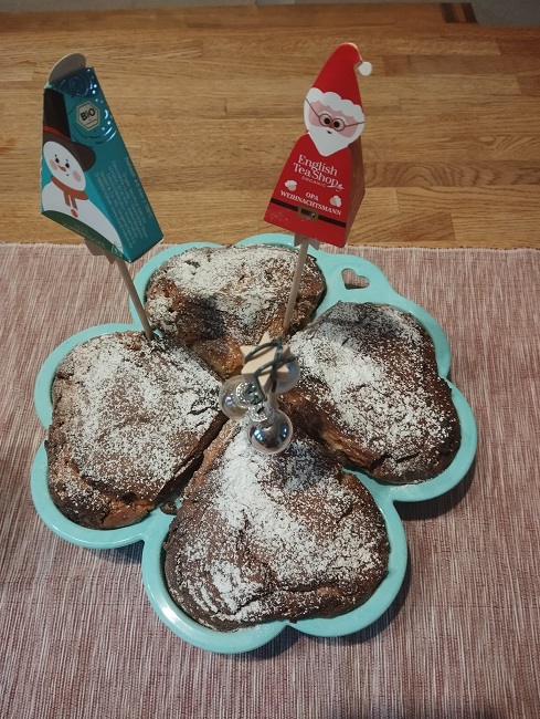 auf dem Tisch ein Kuchen in einer Kleeblattform