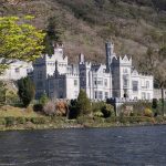 vorne Wasser dahinter eine Burg am Hang