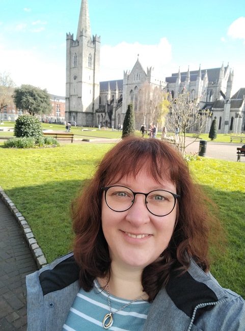 Frau vorne im Hintergrund St. Patricks Cathedral