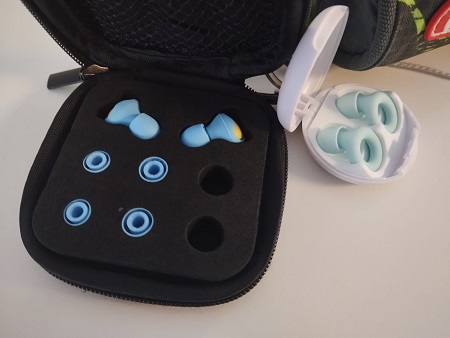 offenes Etui mit in ear Kopfhörern