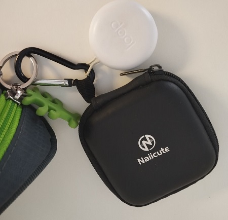 an einem Karabiner zwei kleine Etuis