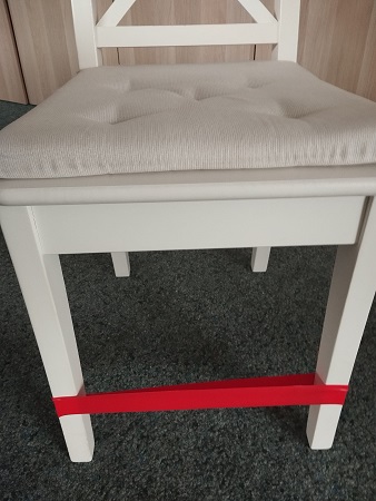 Gummiband im Stuhlbein