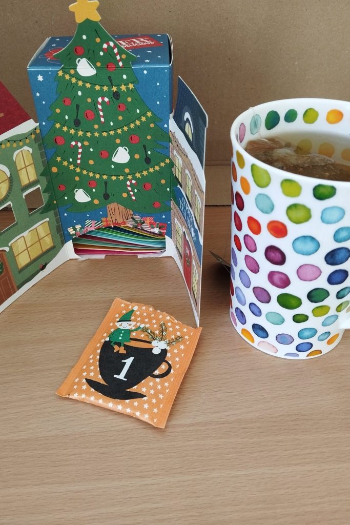 Tasse mit Tee als Adventkalender