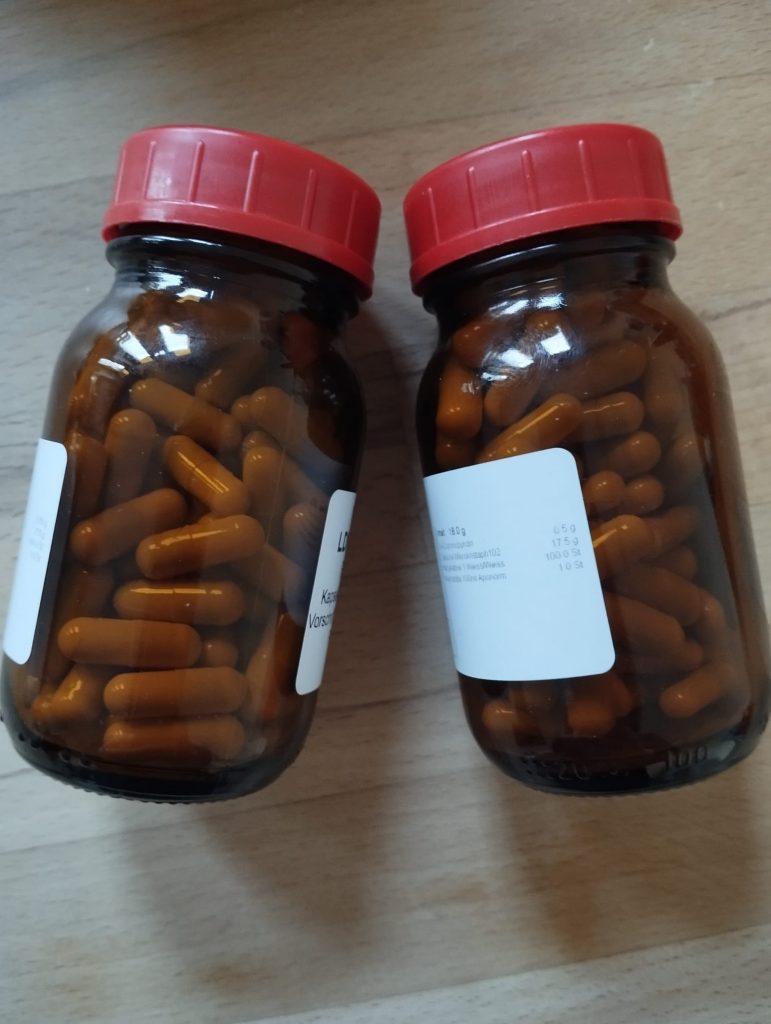 zwei Medikamentengläser gefüllt mit Tabletten