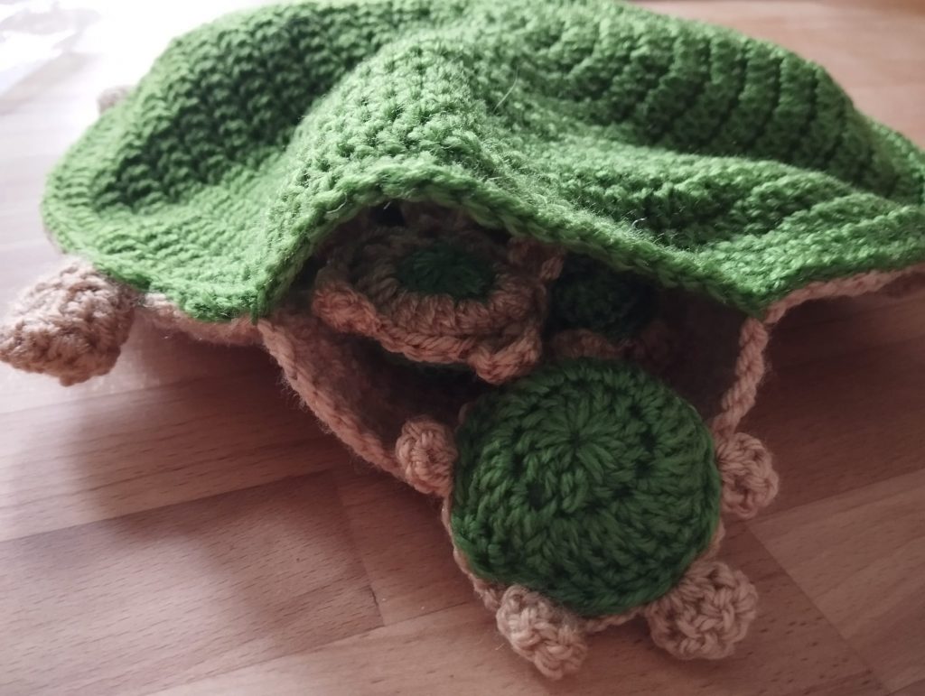 gehäkelte Schildkröte, Bauch offen, da darin kleine gehäkelte Schildkröten