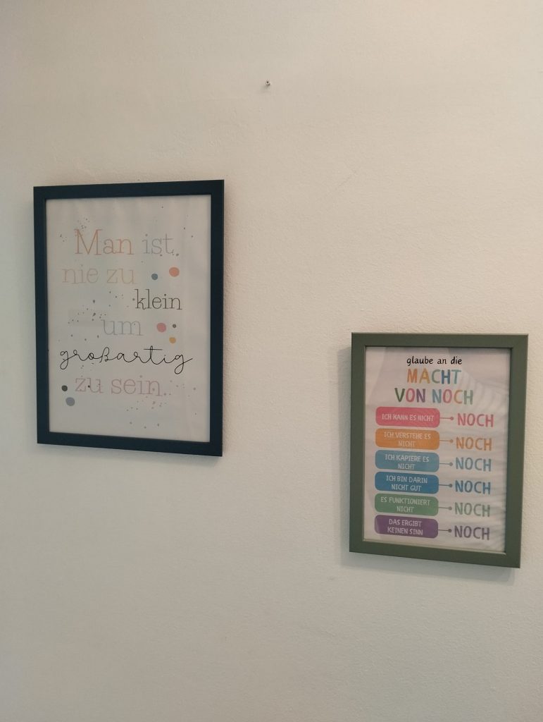 zwei Bilder mit bunter Schrift "Man ist nie zu klein um großartig zu sein" und "Glaube an die Macht von noch"