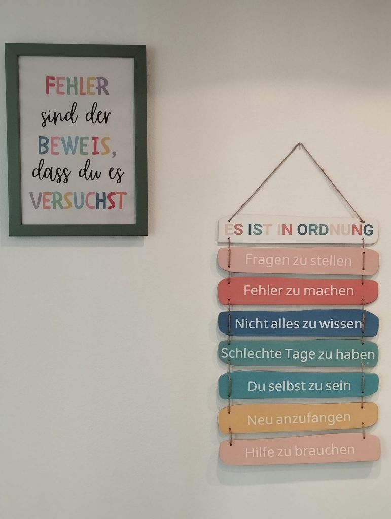 zwei Bilder "Fehler sind der Beweis, dass du es versuchst" und aus Holz "es ist in Ordnung ..."