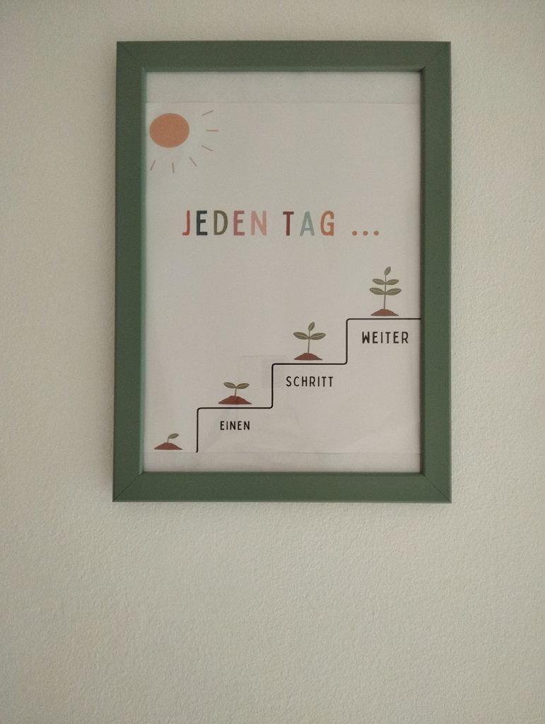 Bild mit dem Schriftzug "Jeden Tag ein Schritt weiter"