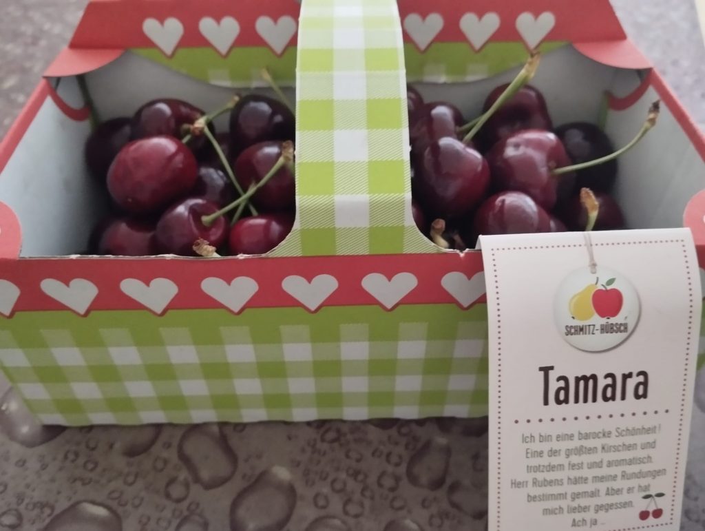 Ein Korb mit Kirschen, Zettel mit der Aufschrift Tamara