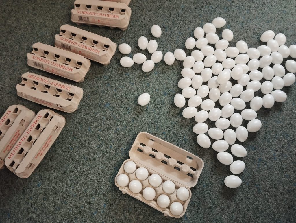 links Eierkartons recht Plastikeier