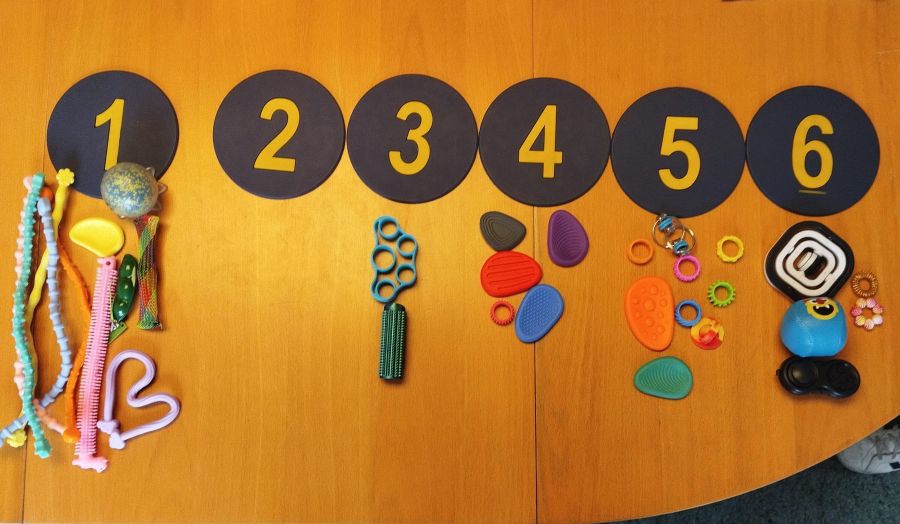 fidget toys auf einem Tisch