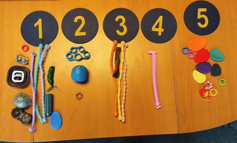 viele fidget toys auf dem Tisch