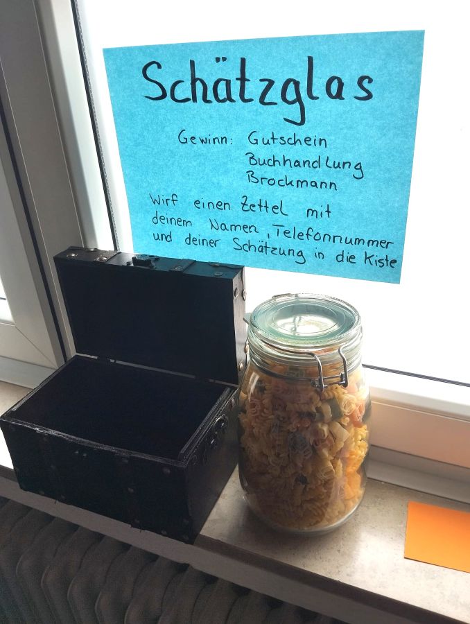 Schatzkiste und Glas mit Nudeln