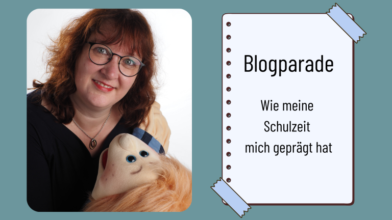 Frau mit Handpuppe schaut in Kamera