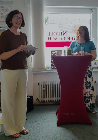 zwei Frauen an einem Stehtisch
