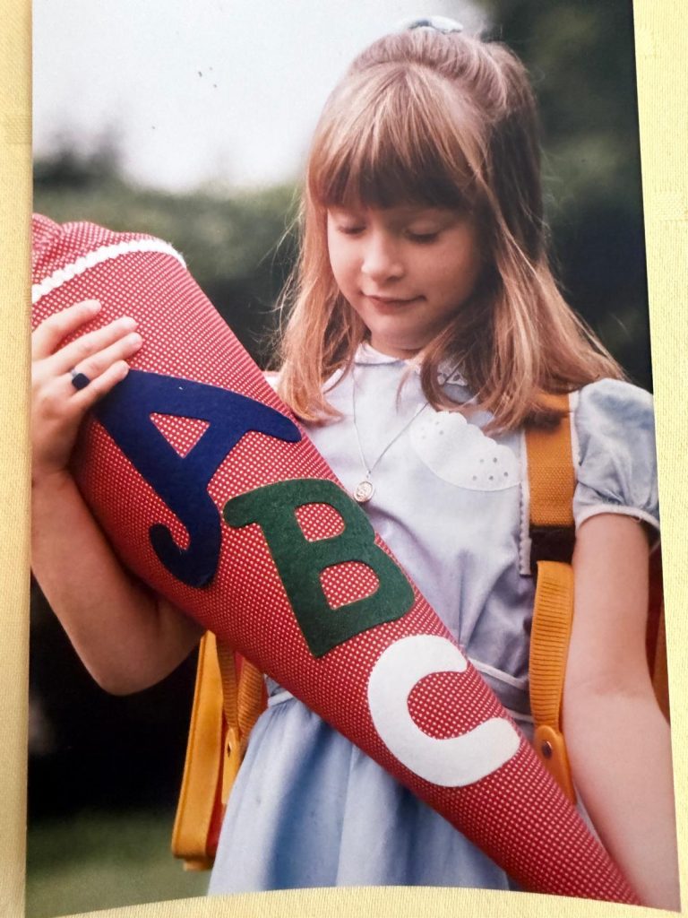 Mädchen schaut eine eine Schultüte