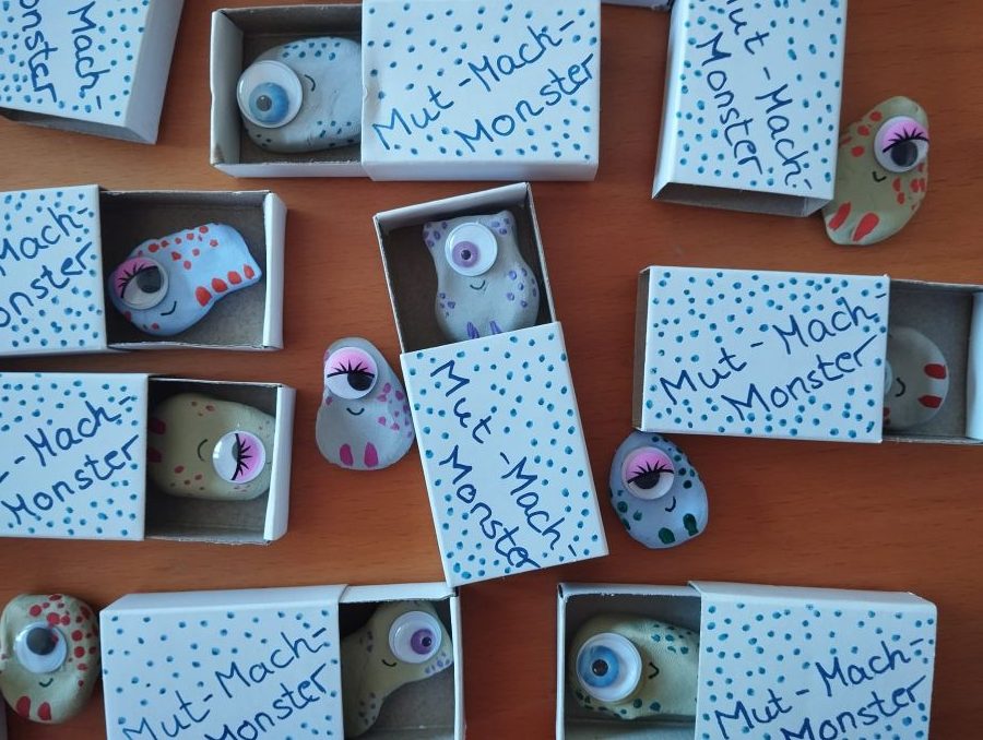 Streichholzschachteln mit dem Spruch Mut-Mach-Monster und bunten lustigen Stein Monster