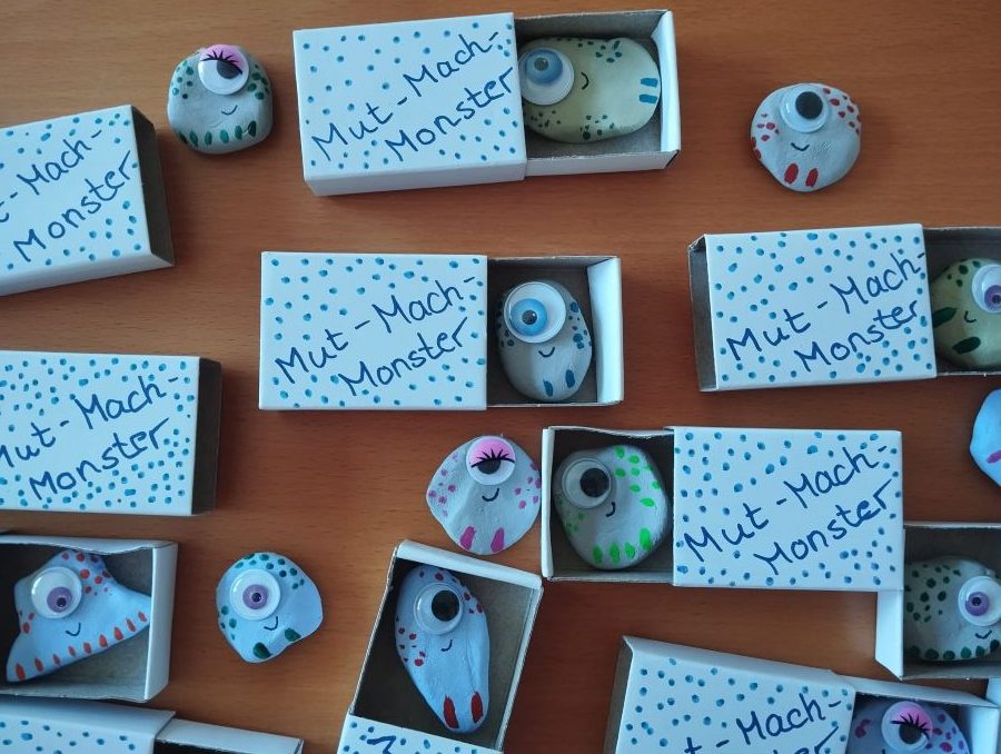 Streichholzschachteln mit dem Spruch Mut-Mach-Monster und bunten lustigen Stein Monster