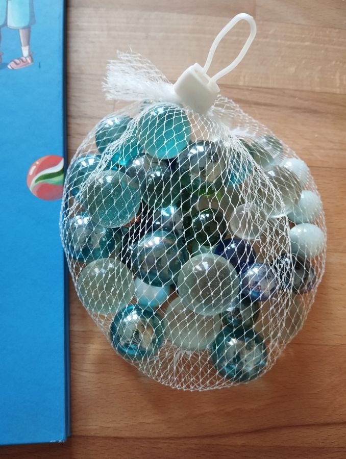 ein Sack mit bunten Murmeln