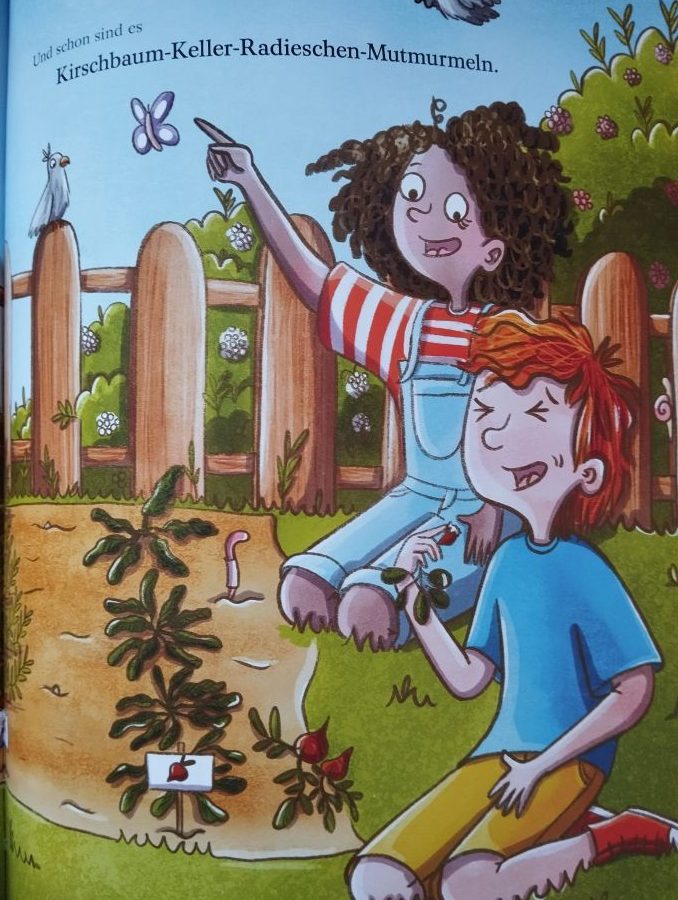 zwei Kinder knien in einem Gemüsebeet