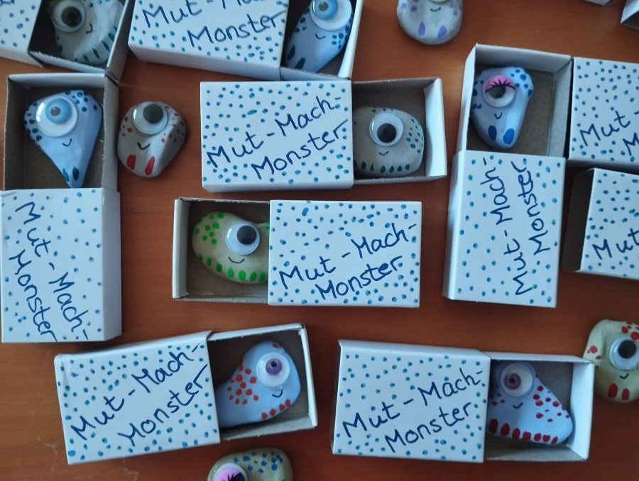Streichholzschachteln mit dem Spruch Mut-Mach-Monster und bunten lustigen Stein Monster