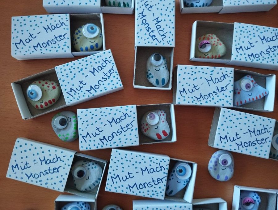Streichholzschachteln mit dem Spruch Mut-Mach-Monster und bunten lustigen Stein Monster